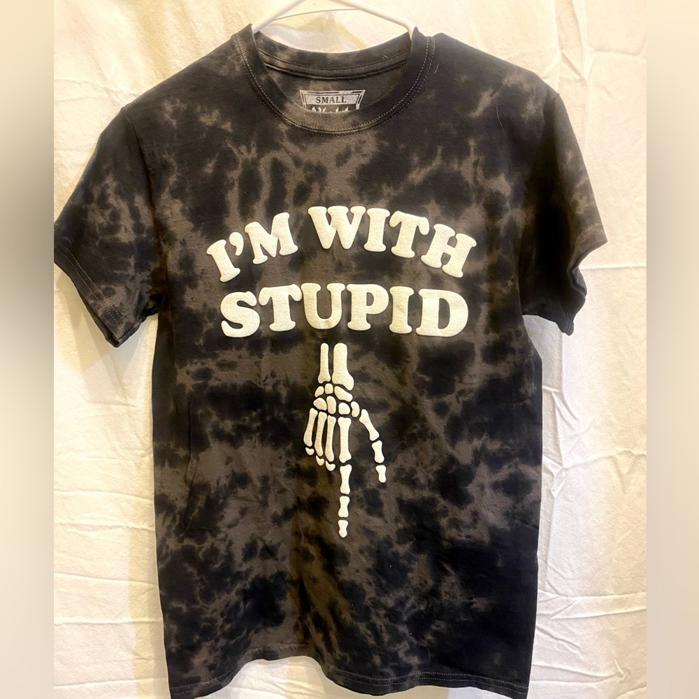 Black Tie-Dye Skeleton ´I’m With Stupid’ Tee